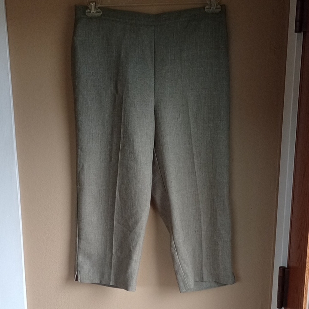 Alfred Dunner Sage Green Pull On Crop Pants Size 10